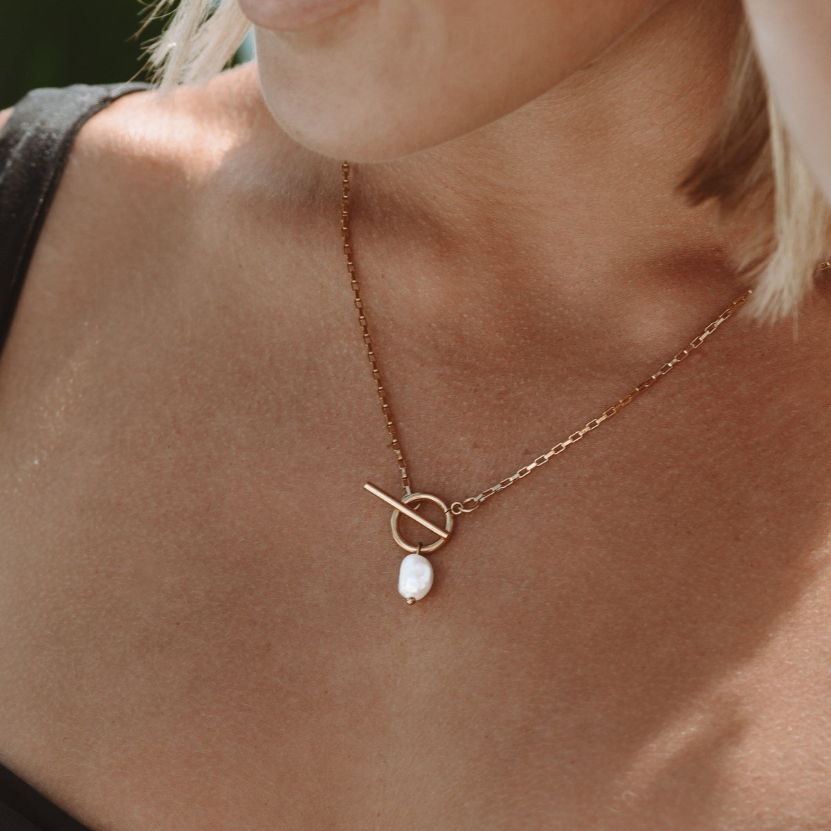 Lucía - Elegant Pearl Necklace with a Refined Clasp